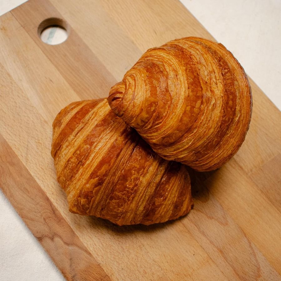 Dos croissants de mantequilla sobre una tabla